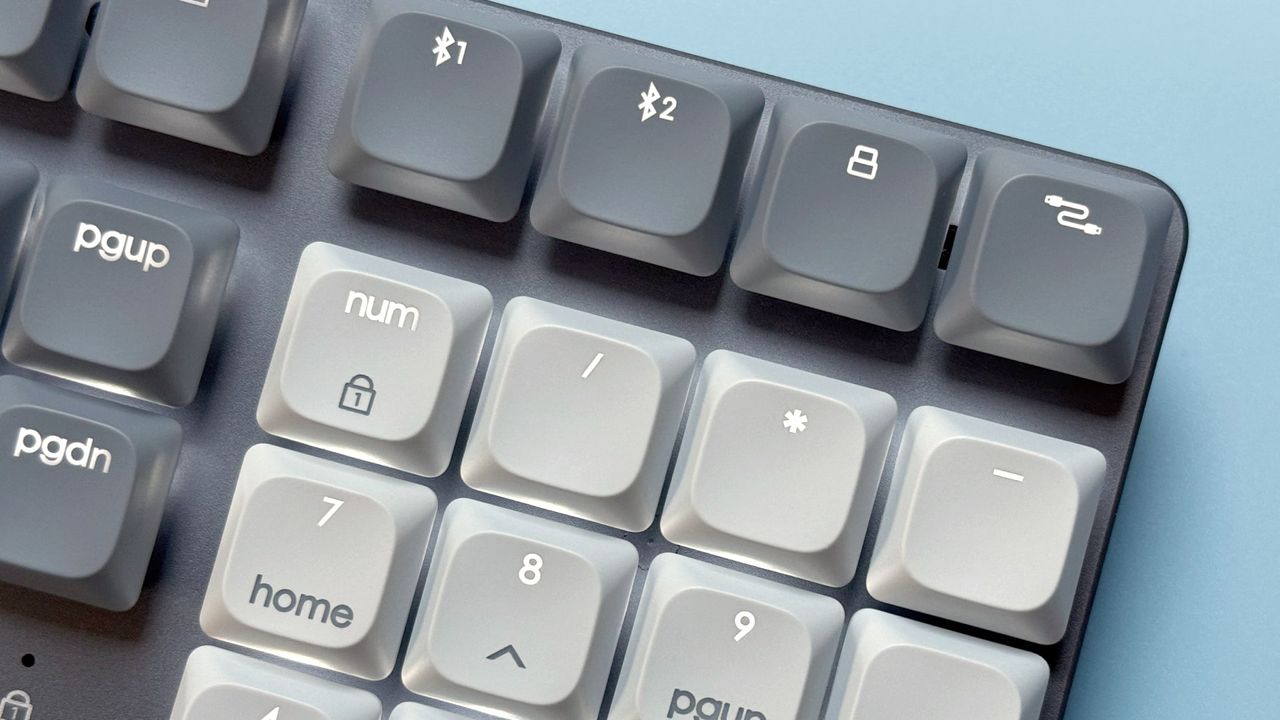 The Satechi SM3 mechanical keyboard against a blue background.