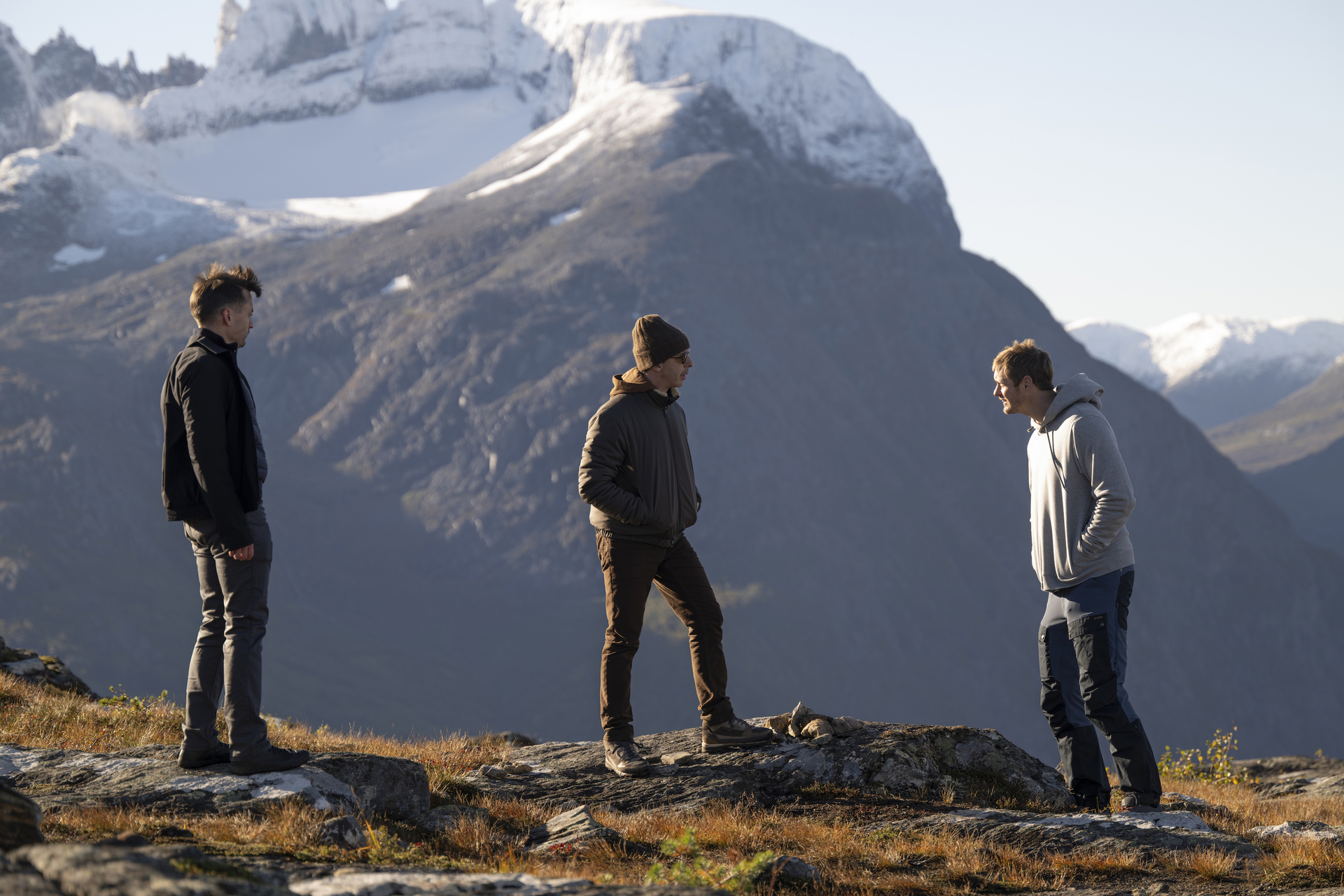 (De izquierda a derecha) Kieran Culkin como Roman, Jeremy Strong como Kendall y Alexander Skarsgård como Lukas Matsson en Succession temporada 4 episodio 5