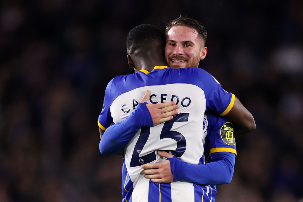 Alexis Mac Allister di Brighton & Hove Albion festeggia con il compagno di squadra Moises Caicedo dopo la vittoria della squadra durante la partita della Premier League tra Brighton & Hove Albion e Manchester United all'American Express Community Stadium il 04 maggio 2023 a Brighton, Inghilterra.