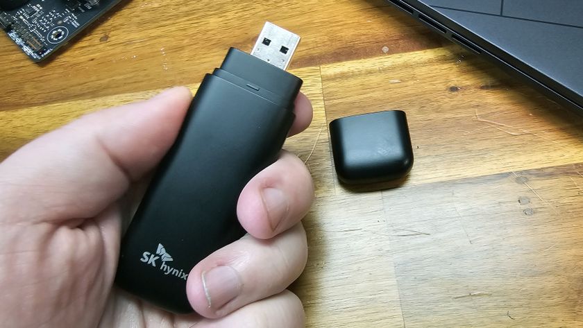 SK hynix Tube T31 in hand