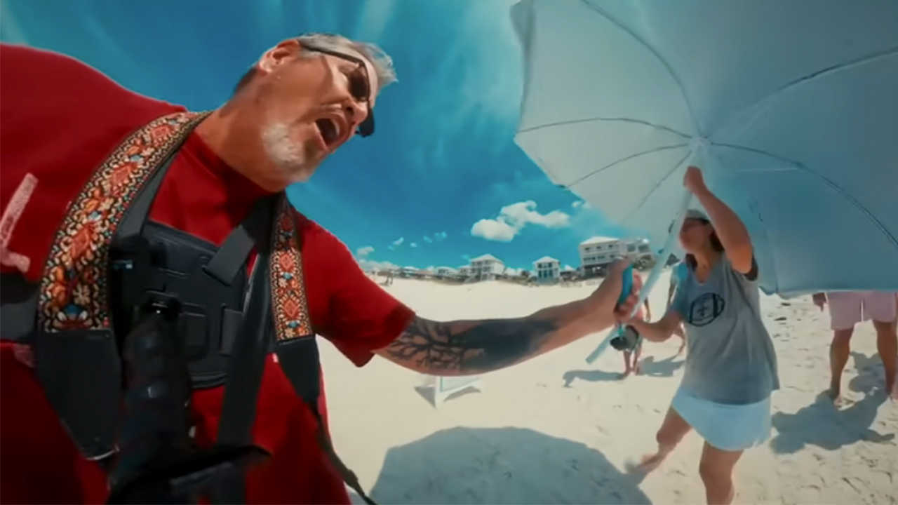 ネイバーズのビーチで女性に怒鳴る男性