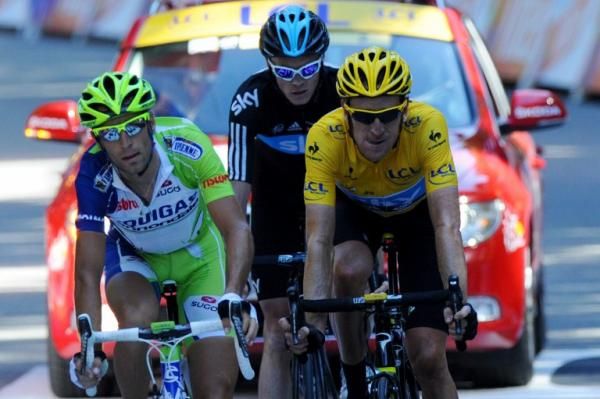 Vicenzo Nibali (Liquigas) rides inw ith Bradley Wiggins and Chris Froome (Sky)