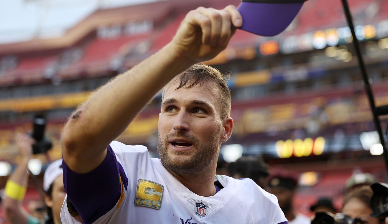 Kirk Cousins waves to the crowd 