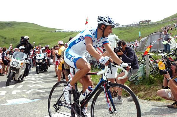 Eventual stage winner Sandy Casar (Fran&ccedil;aise des Jeux) heads into a switchback near the Col de la Madeleine summit.