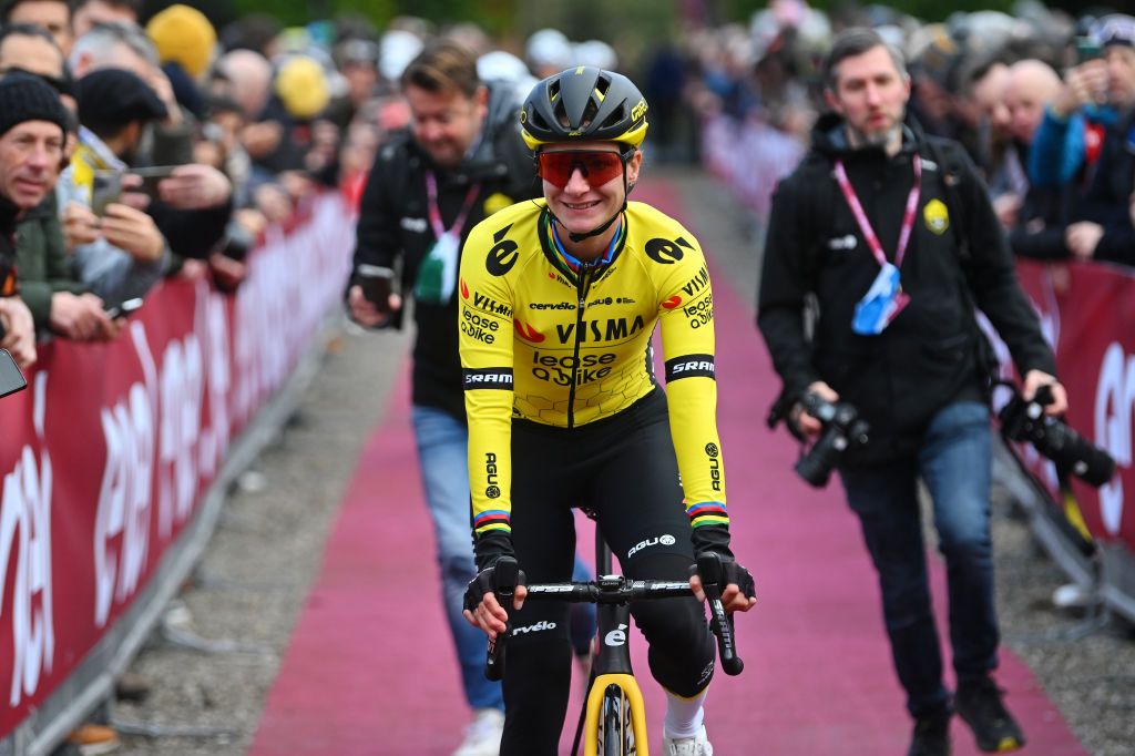 The peloton at the start of the 2024 womens Strade Bianche