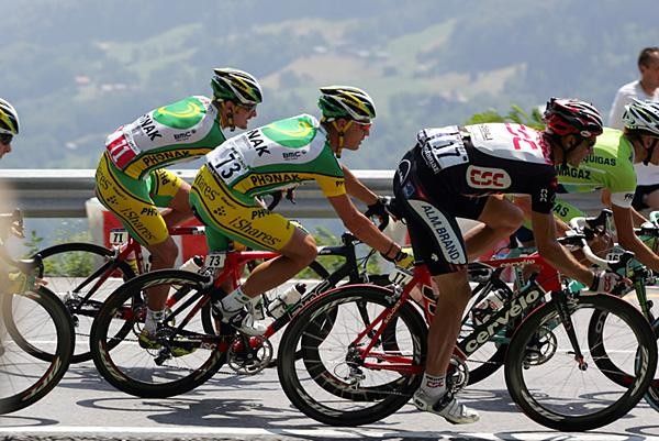 Floyd Landis (Phonak) rides in the bunch next to teammate Robbie Hunter.