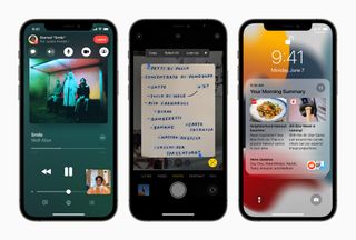 Tre iPhones, der kører iOS 15