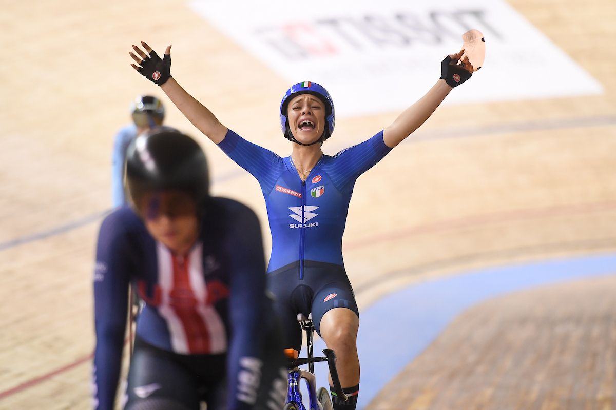 Picture by Simon Wilkinson/SWpix.com - 21/10/2021 - Cycling - Tissot 2021 UCI Track Cycling World Championships - Women&acirc;s Elimination Race - Stab Velodrome, Roubaix, France - Letizia Paternoster of Italy celebrates winning the Womens elimination Race to become World Champion