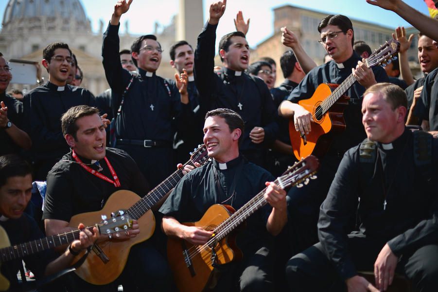 Pilgrims descend on the Vatican ahead of Sunday&amp;#039;s double canonization