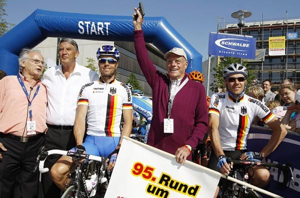 Legendary German cyclist Rudi Altig was the starter at the Rund um K&ouml;ln.