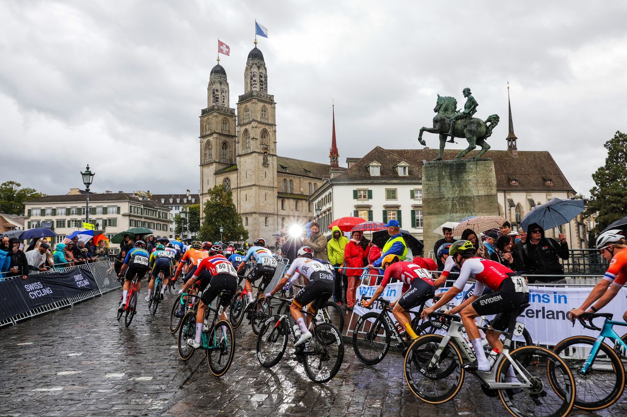 The under-23 peloton rides through Zürich at the World Championships