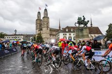 The under-23 peloton rides through Zürich at the World Championships