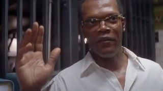 Samuel L. Jackson holding up his right hand in Die Hard With A Vengeance