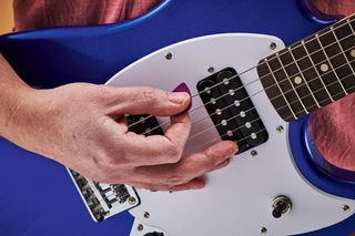 TGR340 How to hold a guitar and a pick