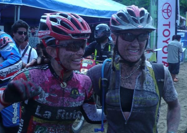 Women's winner Angela Parra and runner-up Louise Kobin.