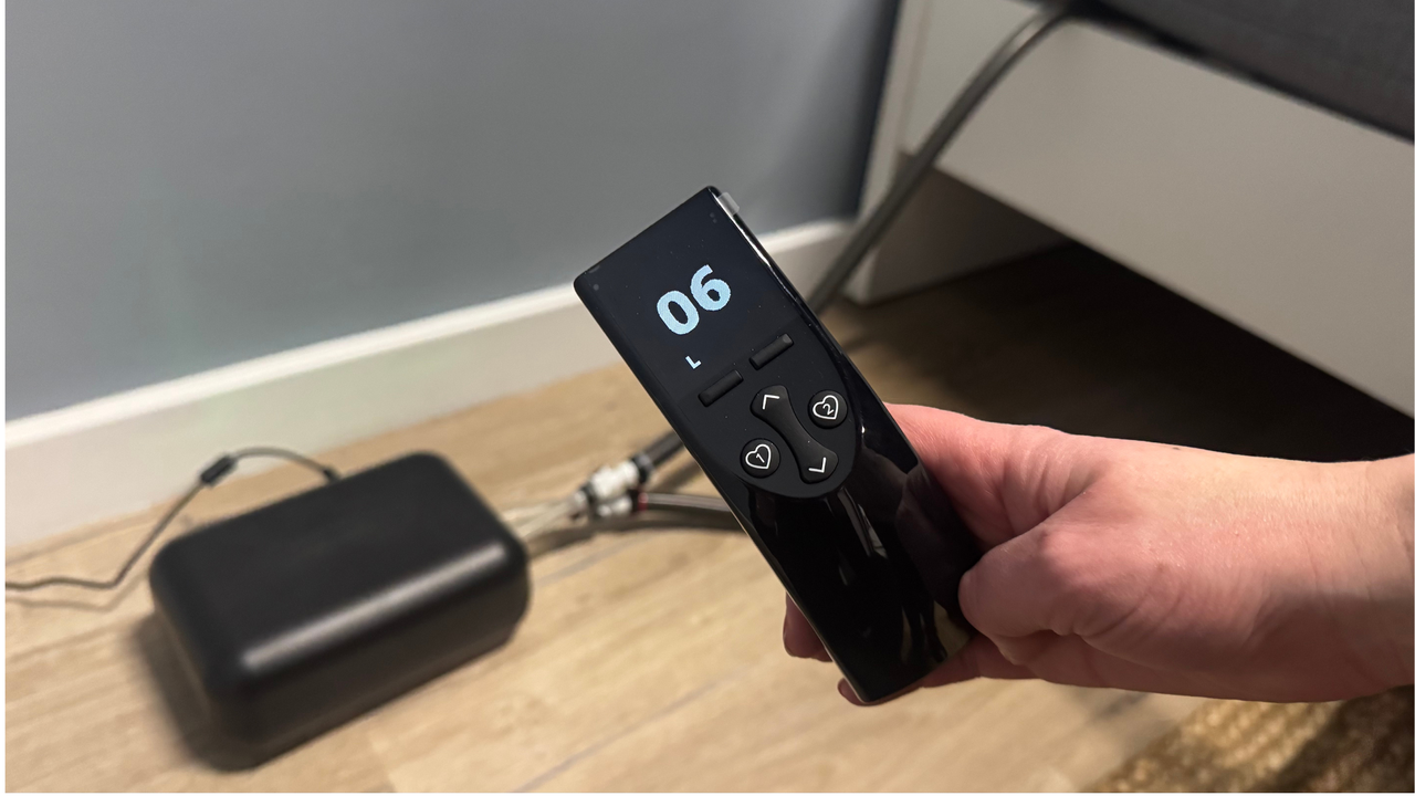 Connecting the remote to the air control unit to inflate the mattress