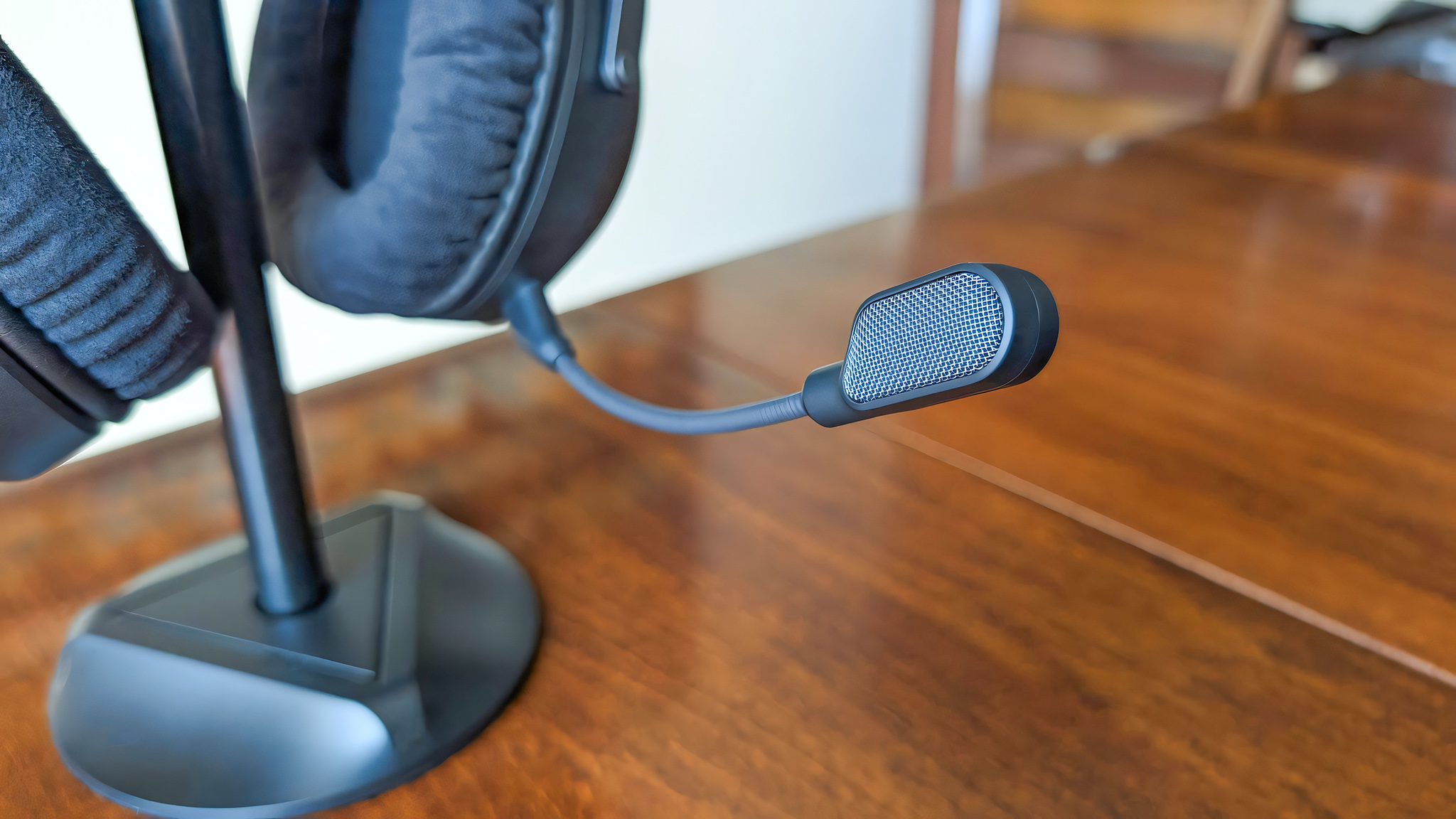 Close-up of the mic on the HyperX Cloud Alpha 2 Wireless gaming headset.