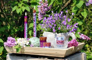 garden decor ideas: purple decorations on tray