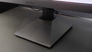 KOORUI GN02 stand sitting on desk