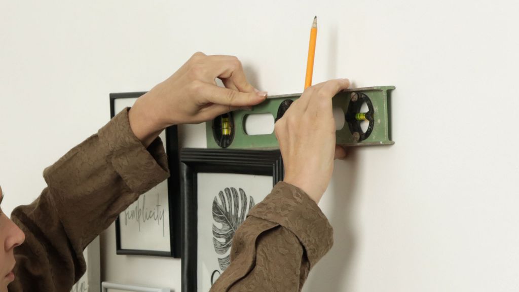 How to Hang a Picture Frame: A Step-by-Step Guide | Homebuilding