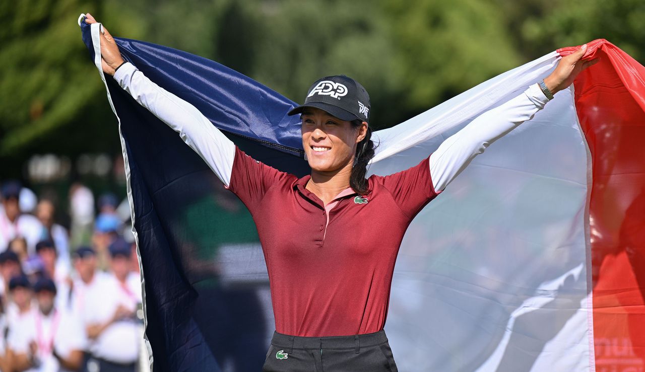 Celine Boutier holds the French flag