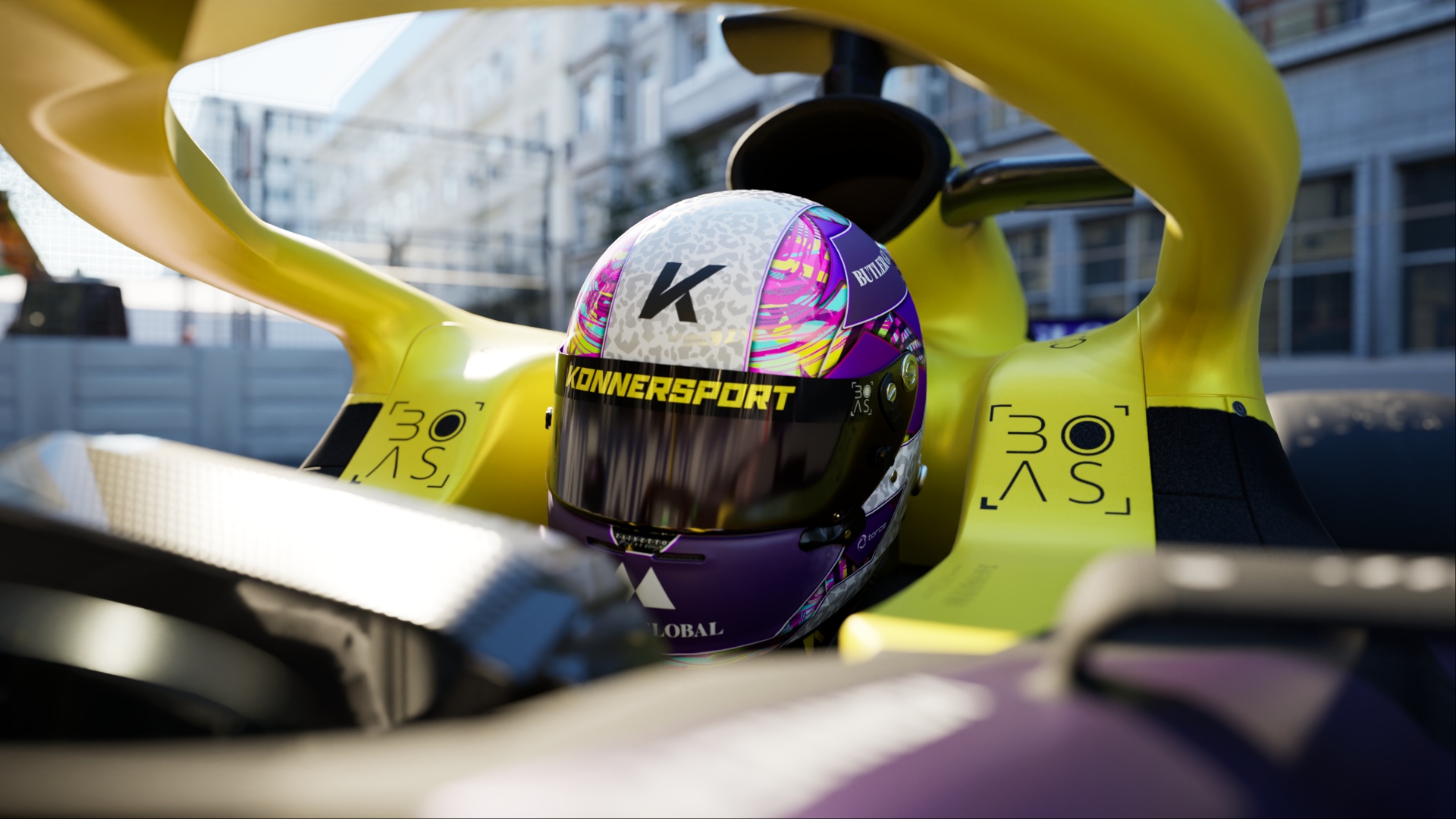 نمای نزدیک از یک مسابقه دهنده در یک ماشین بنفش و زرد
