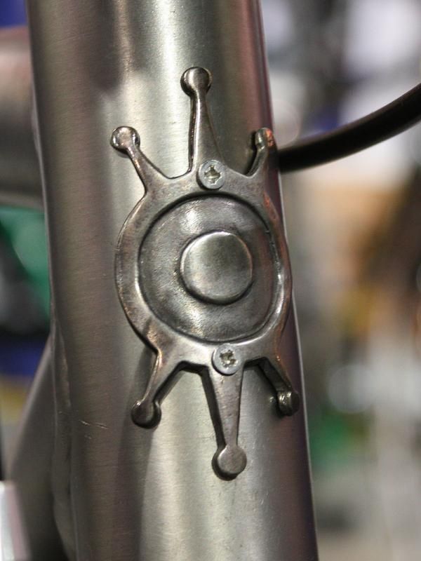 The head tube badge is fittingly a blend of the old alchemy symbols for silver and gold.