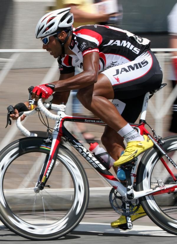 Frank Travieso (Jamis/Sutter Home p/b Colavita) shows his winning sprint form.