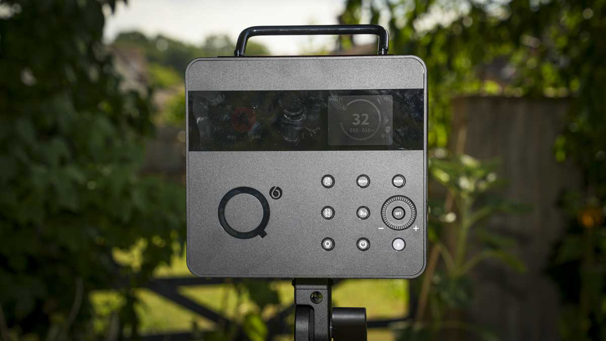 Neewer Q6 strobe light outside