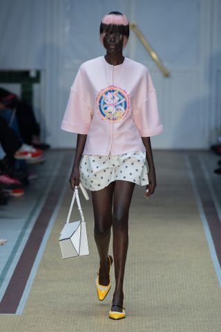 Rosa bedrucktes T-Shirt und Minirock von Maitrepierre auf der Paris Fashion Week Frühling Sommer 2025