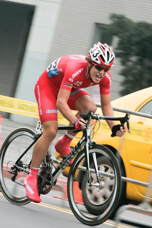 Adam Phelan (Drapac) scorches to victory in the Tour de Taiwan prologue.