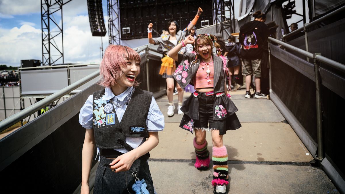 Hanabie coming off stage