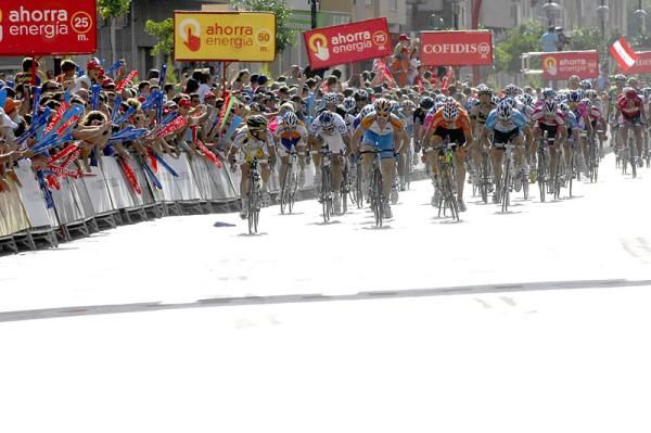 Mark Cavendish, who hit the front with nearly 400m to go, looks across to see Tyler Farrar and Koldo Fernandez blow by in the final metres.