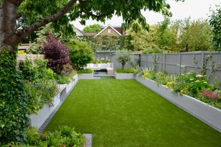 garden divider ideas: grey walls around lawn