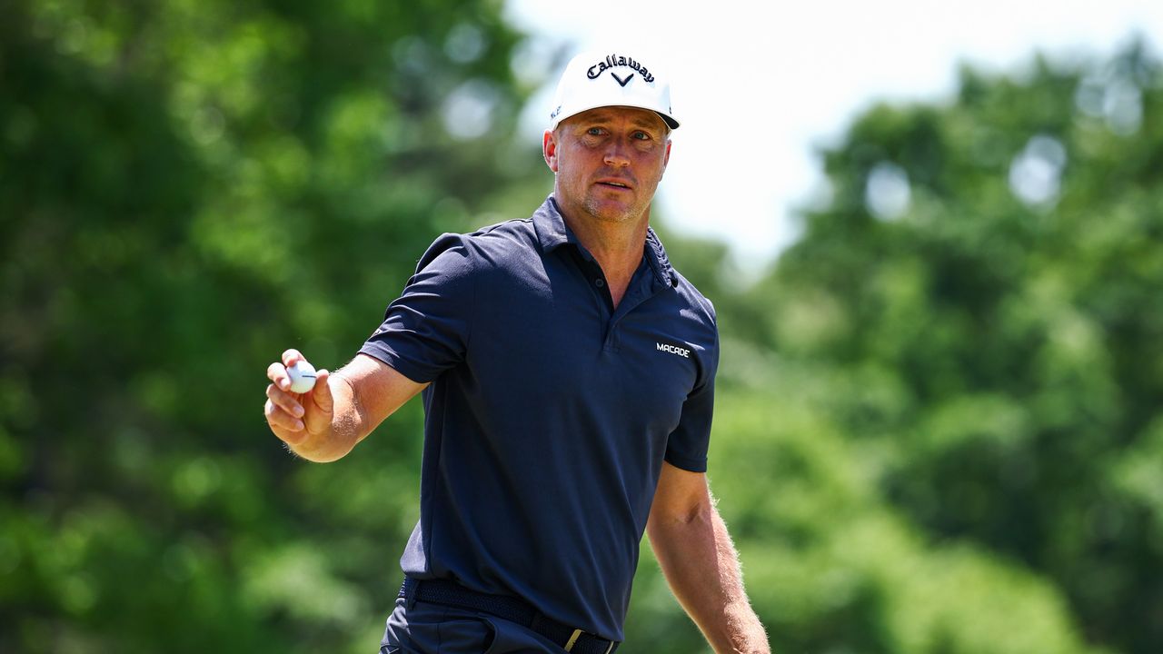 Alex Noren acknowledges the crowd after holing a putt