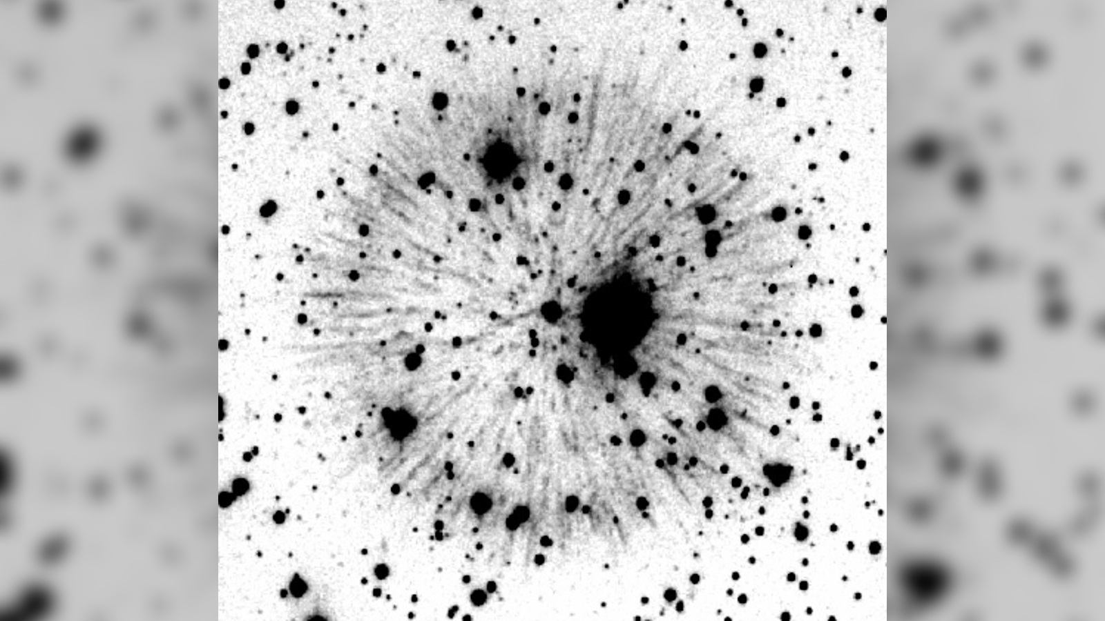 Черно-белое покадровое изображение остатка сверхновой.