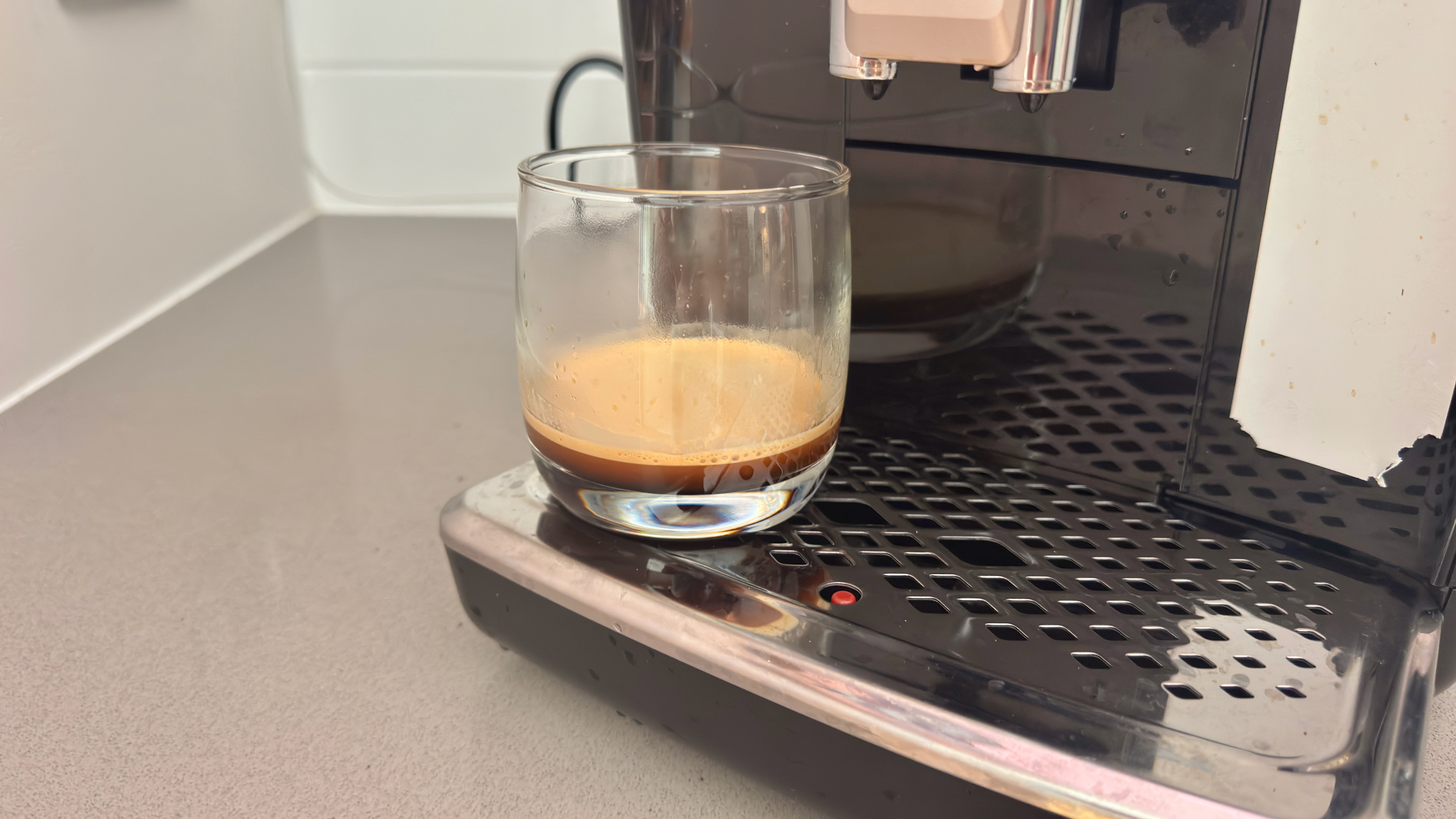 Philips 4400 Series LatteGo espresso shot