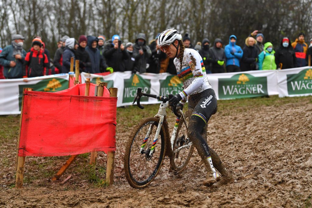 BESANCON FRANCE NOVEMBER 28 Lucinda Brand of The Netherlands and Team Baloise Trek Lions competes during the 6th Besanon UCI CycloCross Worldcup 2021 Womens Elite CXWorldCup UCIcyclocrossWC on November 28 2021 in Besancon France Photo by Luc ClaessenGetty Images
