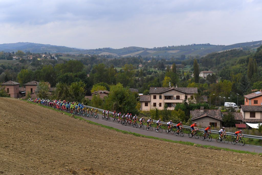 The peloton during the GP Bruno Beghelli