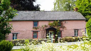 Grade II cottage with 17th century origins
