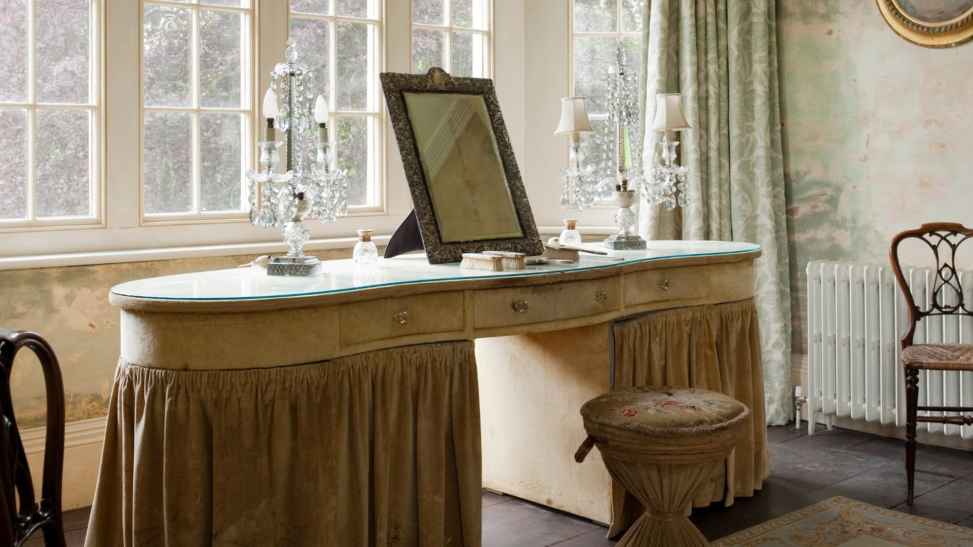 mirror in a room on a desk