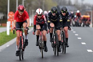 Omloop Het Nieuwsblad women LIVE - The peloton hit the season's first cobbles 