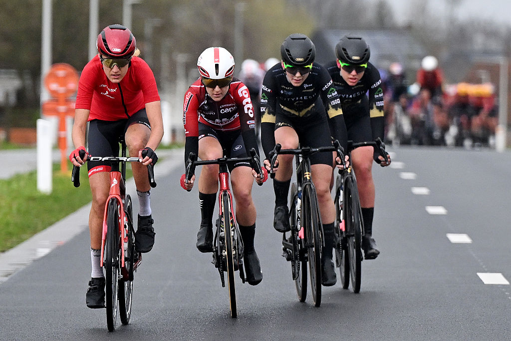Omloop Het Nieuwsblad women LIVE - The peloton hit the season's first cobbles 