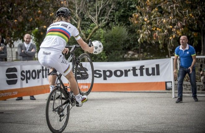 Peter Sagan volleying a football with his front wheel