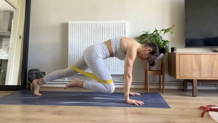 Writer Sam performing banded mountain climbers at home on exercise mat