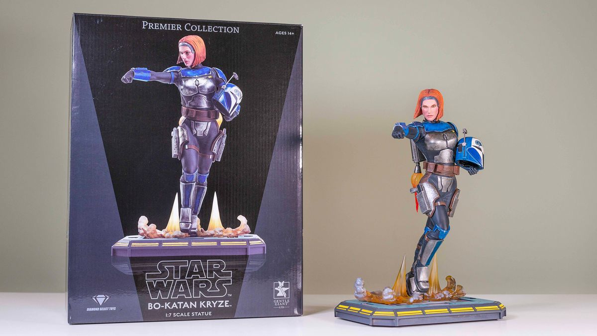 The Bo-Katan Kryze 1:7 scale statue and box on a green background