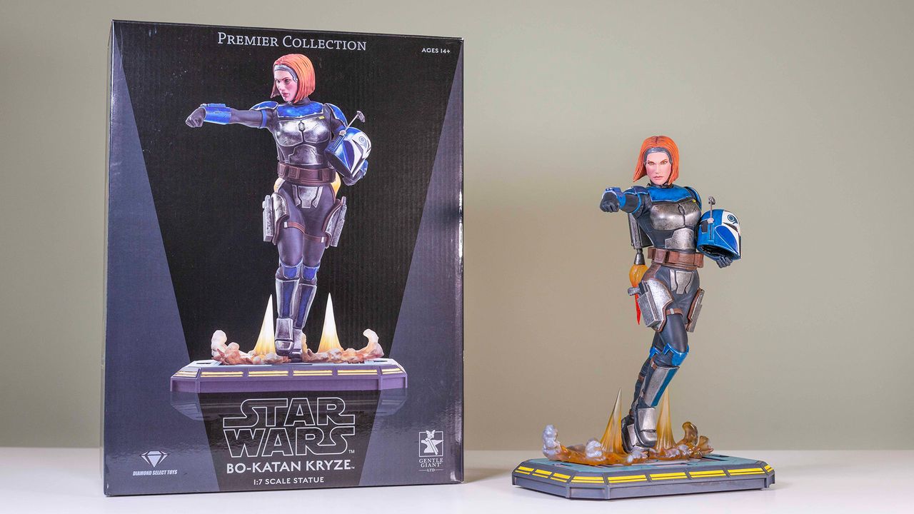 The Bo-Katan Kryze 1:7 scale statue and box on a green background