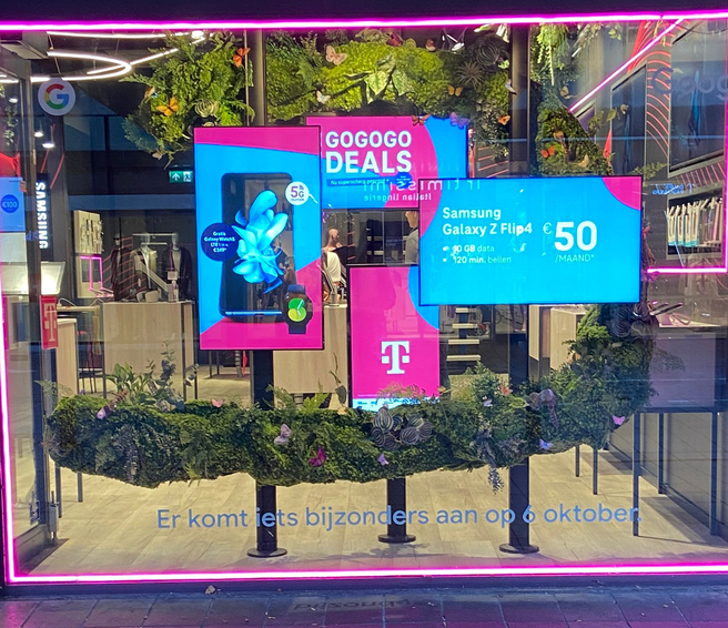 Foto's gemaakt door Bastiaan Vroegop bij de Rotterdamse T-Mobile-winkel