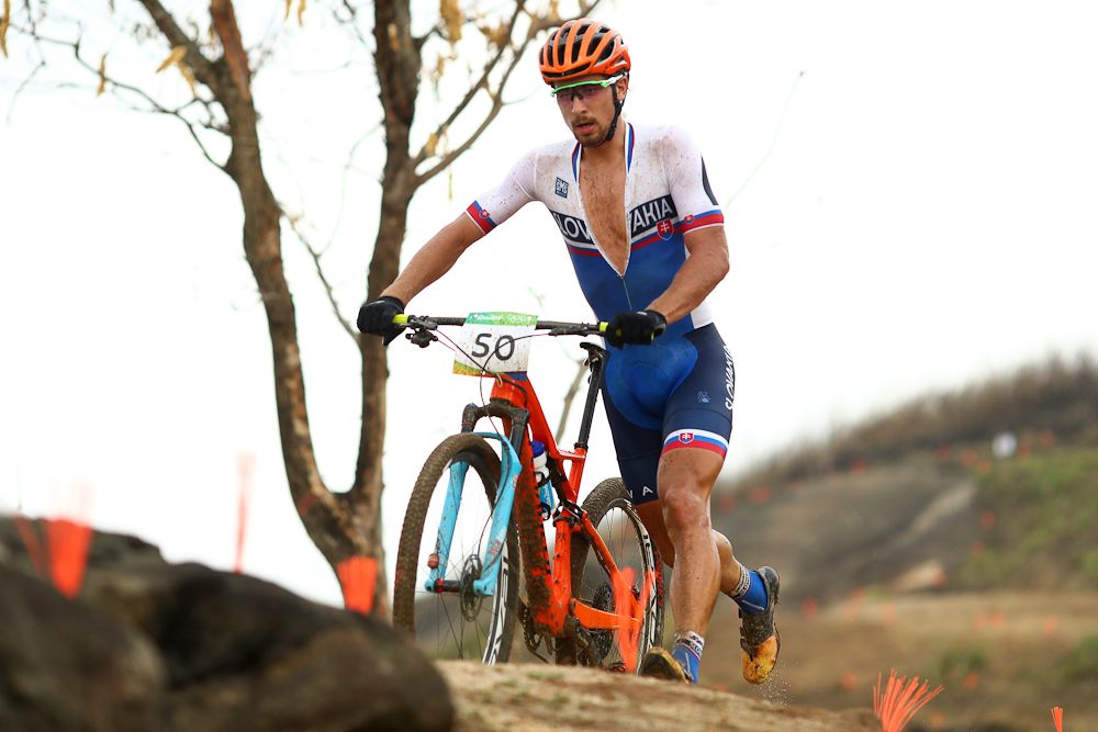 Peter Sagan runs with his bike after his puncture
