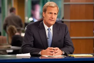 jeff daniels sits at an anchor desk in the tv show the news room